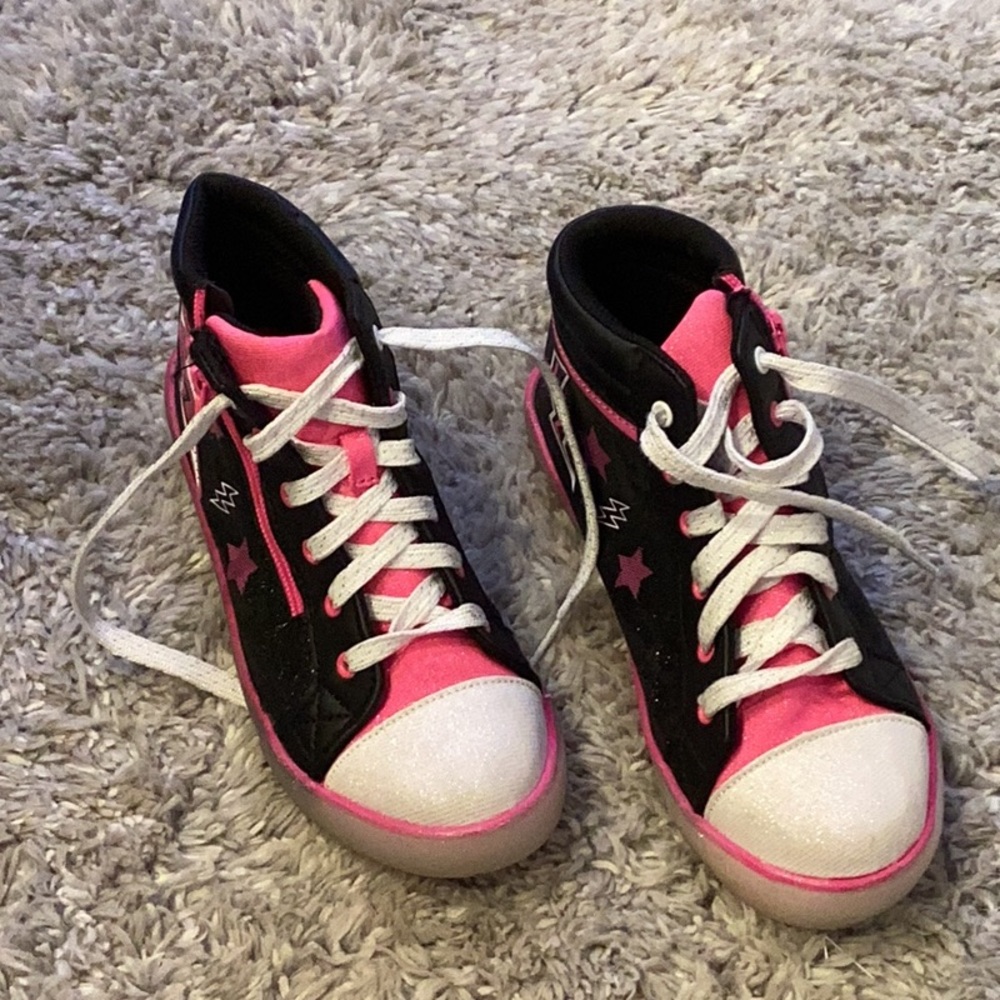 Girls generic zipper ankle tennis shoe.  Size 4.